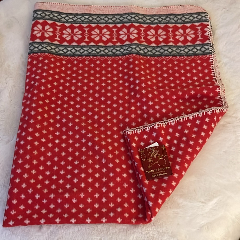 Roca Home Cozy Throw Blanket Great Gift size- 50" x 67".